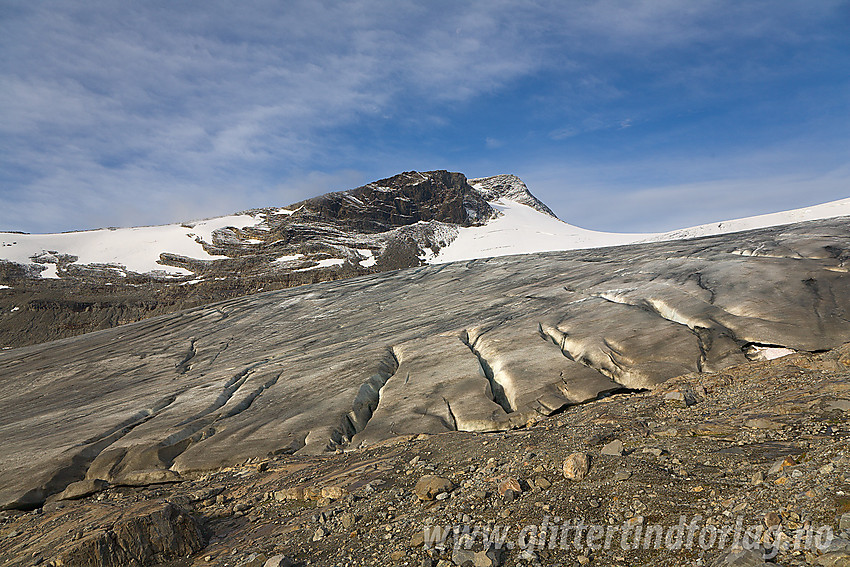 Ved fronten på Mjølkedalsbreen mot Langeskavltinden (2014 moh).