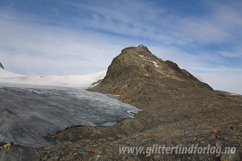 Ved fronten på Mjølkedalsbreen mot sørøstryggen på Mjølkedalspiggane.