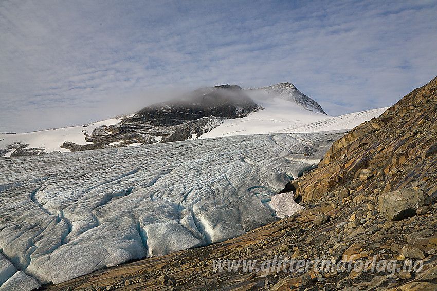 Ved fronten på Mjølkedalsbreen mot Langeskavltinden (2014 moh).