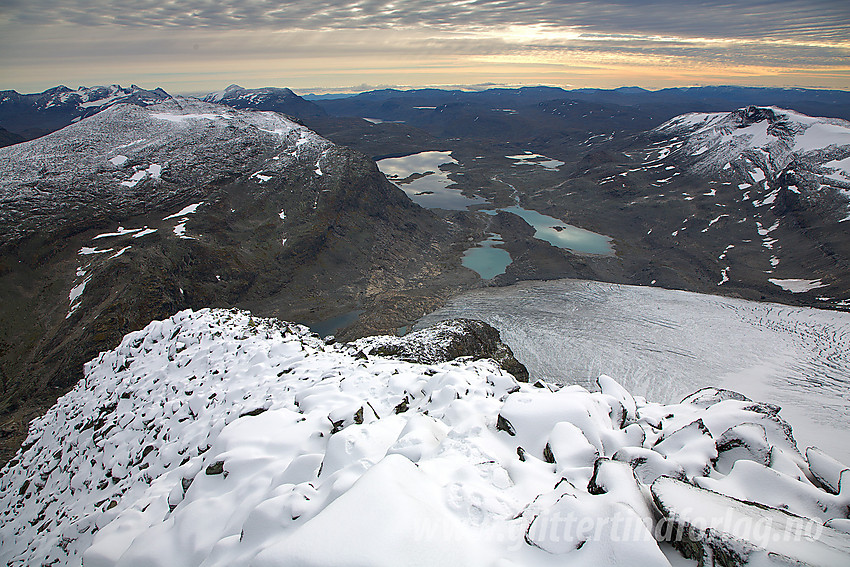 Fra sørøstryggen på Mjølkedalspiggen mot Storegut (1968 moh). Nede til høyre ses Mjølkedalsbreen med Mjølkedalsvatna nedenfor. Langeskavlen til høyre.