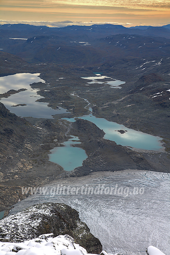 På sørøstryggen til Mjølkedalspiggen med utsikt ned på Mjølkedalsbreen og til Mjølkedalsvatna.