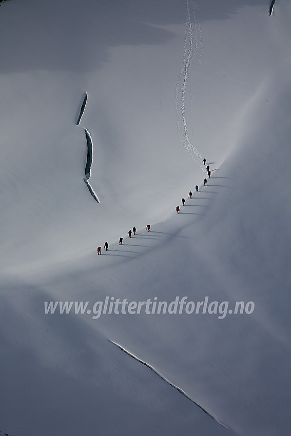 Taulag på vei over liten bre nordvest for Mjølkedalspiggen med kurs mot toppen.