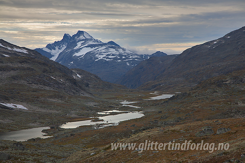 Fra Øvre Mjølkedalen mot Skogadalen med Hurrungane i bakgrunnen.