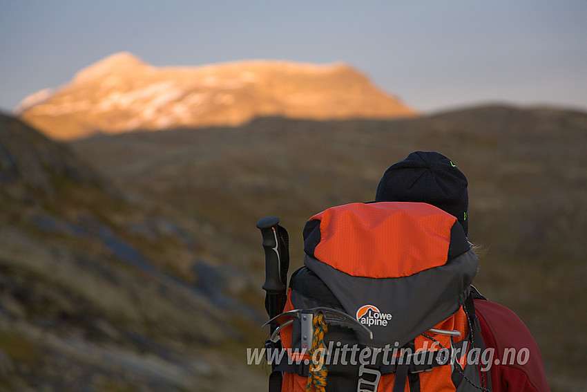 Fjellvandrer skuer mot Galdebergtinden som får siste dose solstråler for dagen.