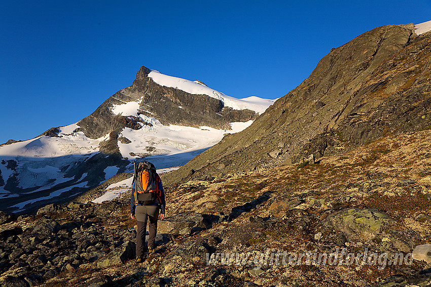 Storebjørn (2222 moh) fra øst er en mektig kjempe.