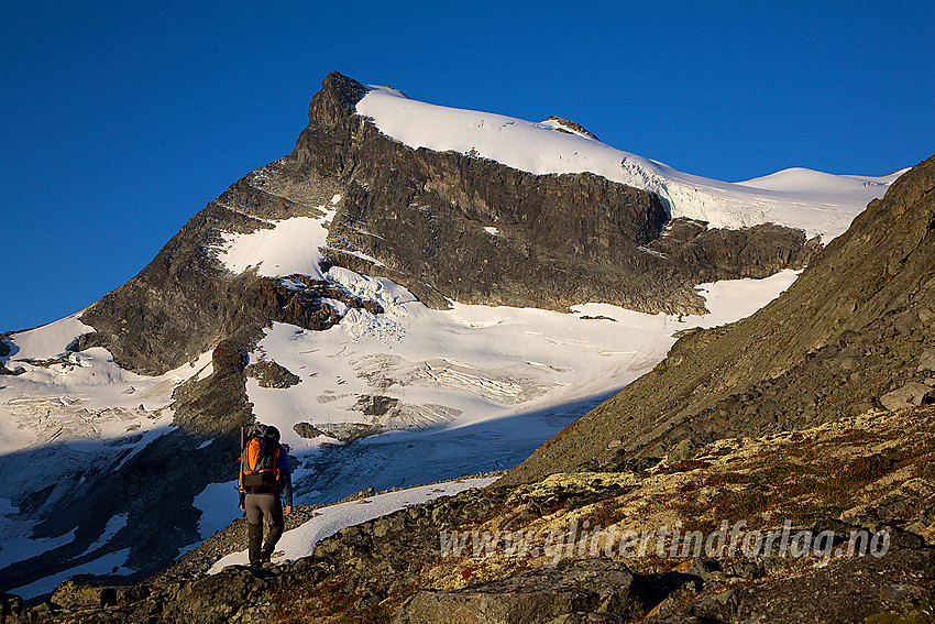 Storebjørn (2222 moh) fra øst er en mektig kjempe.