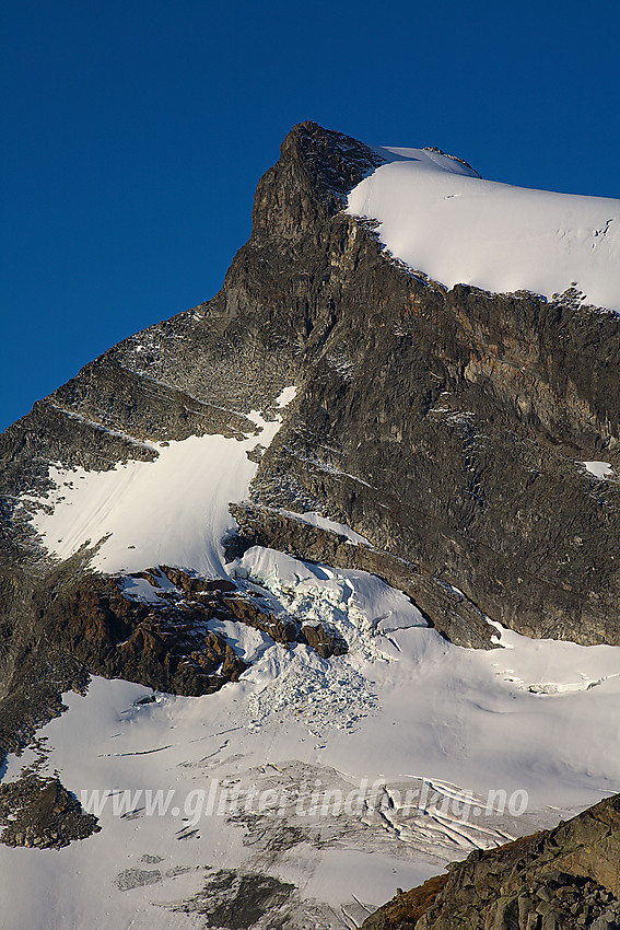 Storebjørn (2222 moh) fra øst er en mektig kjempe.