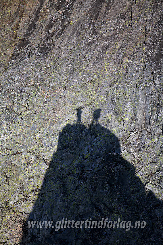 På Killingen med skyggene vi kaster på fjellveggen opp mot Sokses østrygg.