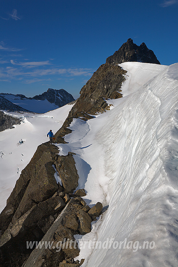 På Sokses østrygg med Sokse (2189 moh) i bakgrunnen. I forgrunnen ses laveste skar vest for Sokse Ø2. Ned dit er det snaut 11 m p.f., men med den permanente snøpølsa som fyller skardet, er det umulig å vite om det ligger høyere fast fjell under snøen. Sokse Ø2 er derfor foreløpig utelatt fra vår oversikt over 2000m-topper.