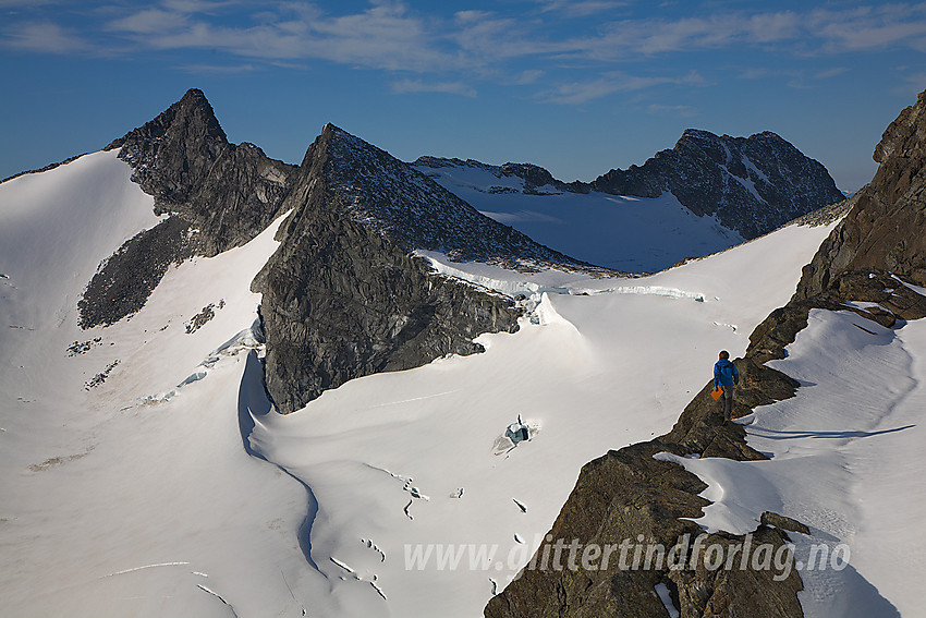 På vei vestover mot Sokse Ø1. På bildet ses Bjørnskardet og Bjørnebreen med Bjørnungen (2110 moh) og Veslebjørn (2150 moh) bakenfor. Bak til høyre ses Skeie (2118 moh).