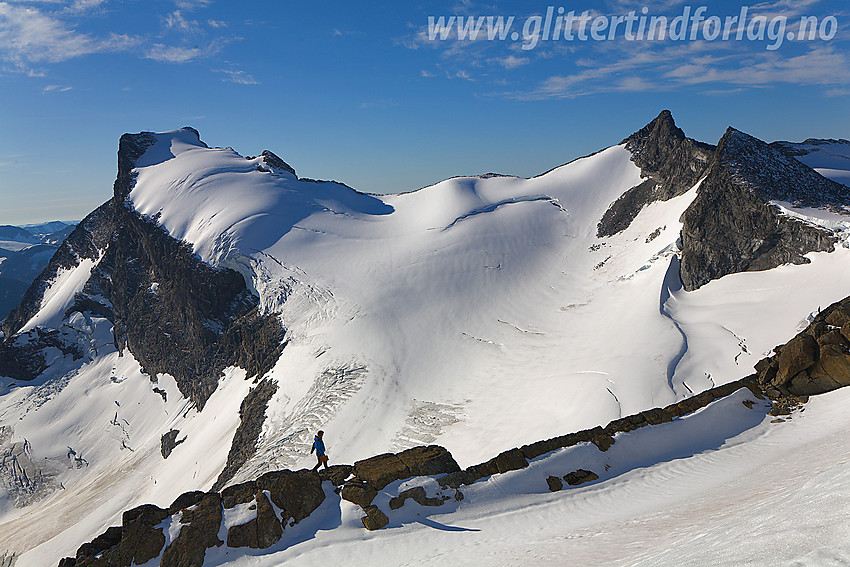 På vei bortetter østryggen på Sokse med Storebjørn (2222 moh), Bjørnebrean og Veslebjørn (2150 moh) i bakgrunnen.