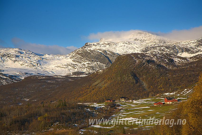 I Lykkjagrenda mot Hensknappen med Mugnetinden (1737 moh) i bakgrunnen.