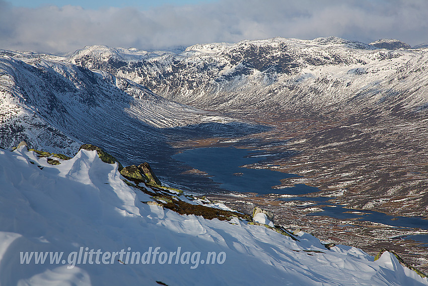 Utsikt fra Store Sendehornet mot Yksnin og Yksndalen. I bakgrunnen ses bl.a. Stølsskardknappen (1522 moh) til venstre og Vardeggenes høyeste punkt med 1544 moh lenger til høyre.