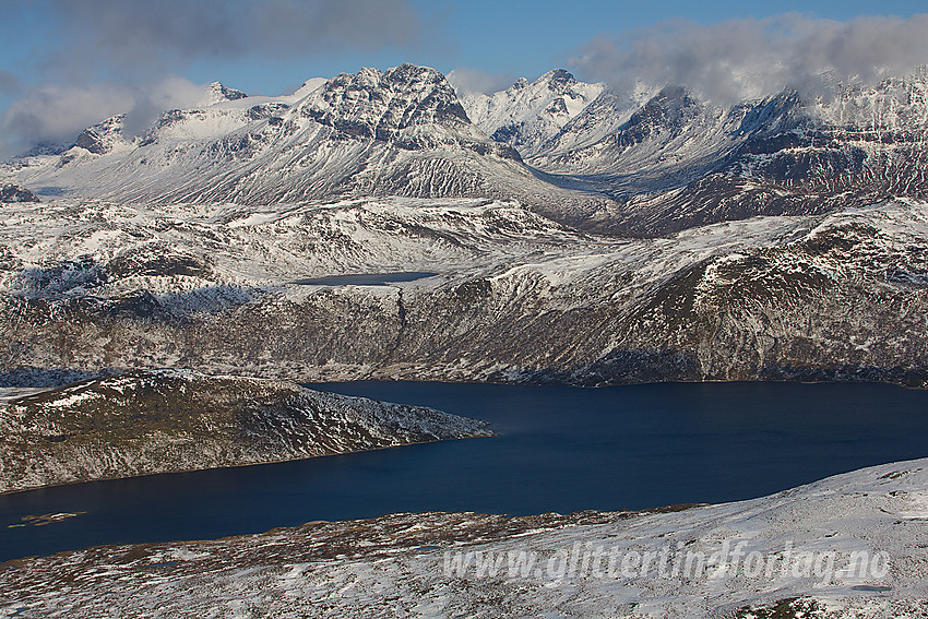 Fra Store Sendehornet nordover mot Jotunheimen og Gjendealpene med Torfinnstindane (2119 moh) sentralt.