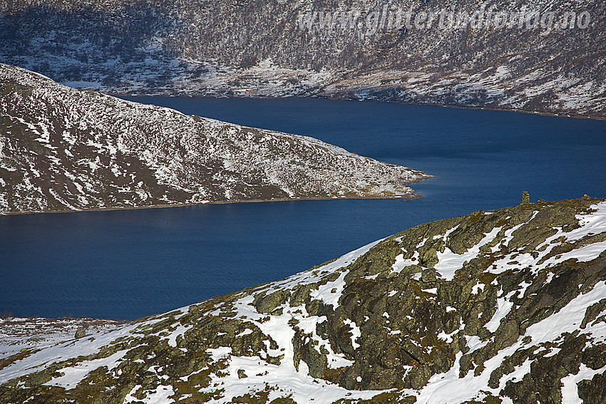 Med telelinse fra Store Sendehornet mot odden som deler Skjetnin og Skamdalsfjorden i vestenden av Olefjorden.