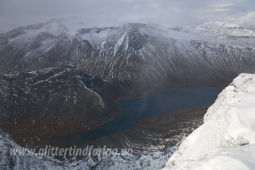 Fra Besshøe mot Russvatnet, Gloptinden og Surtningssumassivet en vindfull høstdag.