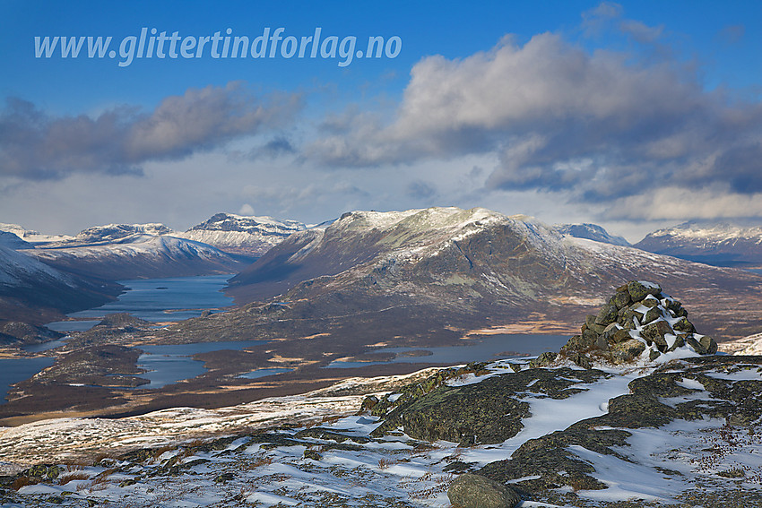 Utsikt fra Svenskeknipa (1315 moh) mot bl.a. Helin, Grindane og Gilafjellet.