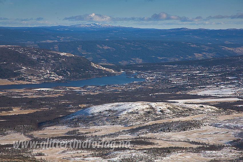 Utsikt fra Grønsennknipa via Bjørnhovda (1041 moh) mot Vaset med Vasetvatnet.