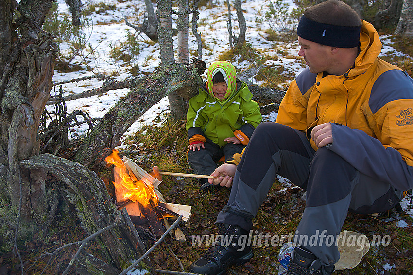 Bålkos med grilling i skogen på Golsfjellet ved foten av Nystølsfjellet.