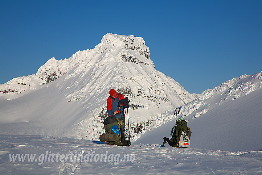 I skaret mellom Søre og Sørvestre Smørstabbtinden med Storebjørn (2222 moh) i bakgrunnen.