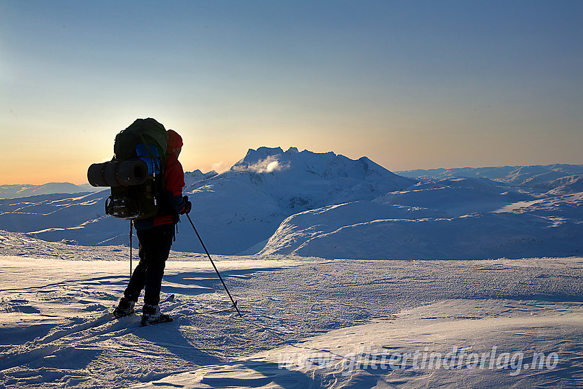 På vei mot Gravdalstinden fra nord med en liten pust i bakken hvor utsikten i retning Hurrungane nytes til fulle en flott "tidligvinterkveld".