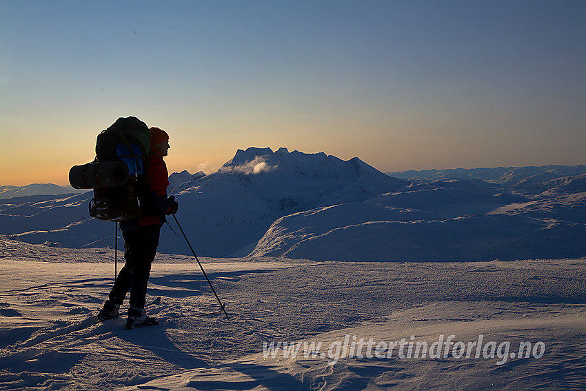 På vei mot Gravdalstinden fra nord med en liten pust i bakken hvor utsikten i retning Hurrungane nytes til fulle en flott "tidligvinterkveld".