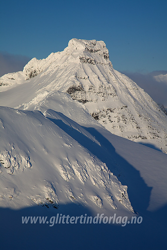 Utsikt fra Gravdalstinden mot Storebjørn (2222 moh). I forgrunnen Søraustre Smørstabbtinden.