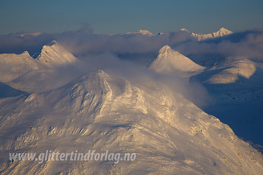 Fra Gravdalstinden i østlig retning mot Surtningstinden (1997 moh) og videre mot Kyrkja, Tverrbytthornet og Hellstugutindane bak til høyre.