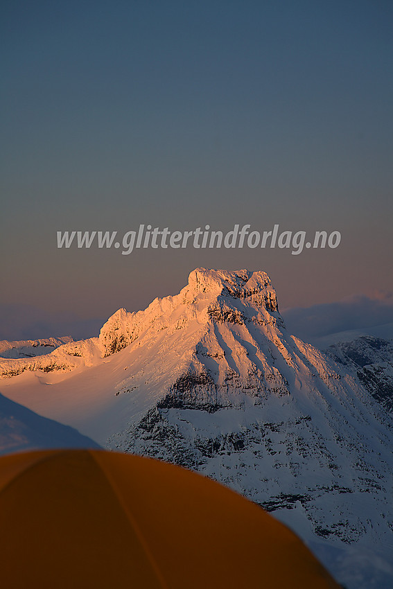 Fra telplassen vår på Gravdalstinden mot Storebjørn (2222 moh) i solnedgang.