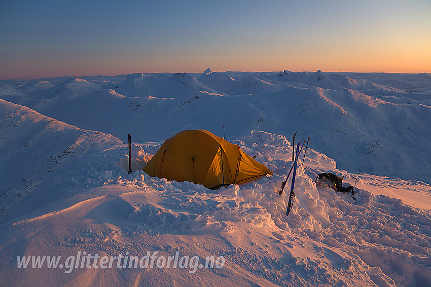 Teltleiren vår på toppen av Gravdalstinden (2113 moh) i solnedgang med utsikt i sørlig retning mot b.a. Uranostinden.