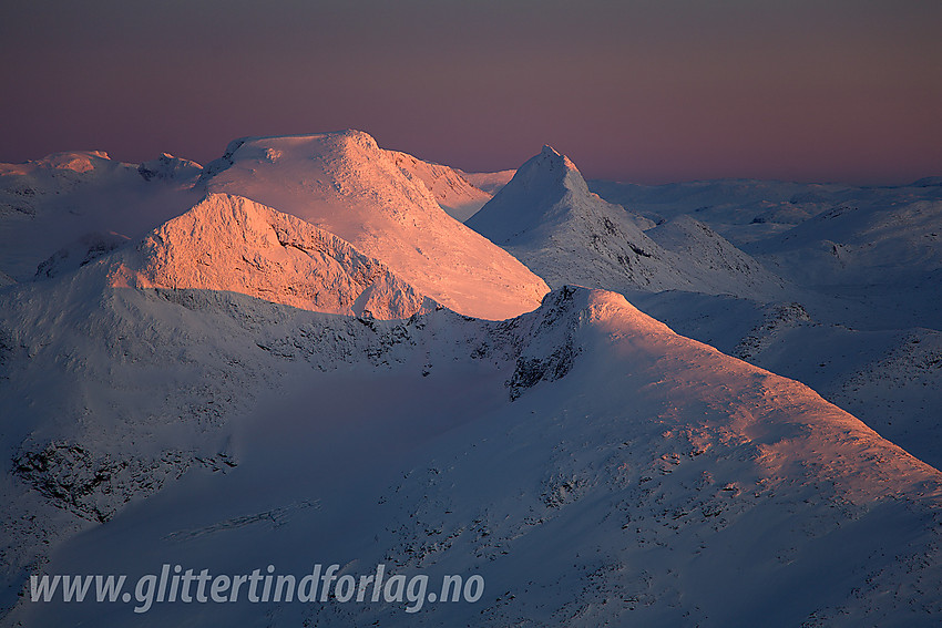 Fra Gravdalstinden mot Vestre (2059 moh) og Store (2157 moh) Rauddalstinden med Mjølkedalstinden (2138 moh) litt lenger bak til høyre.