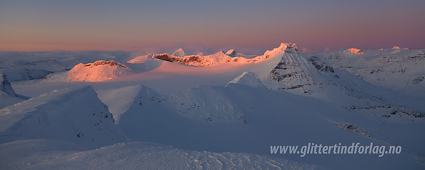 Fra Gravdalstinden mot Smørstabbtindane ved solnedgang.