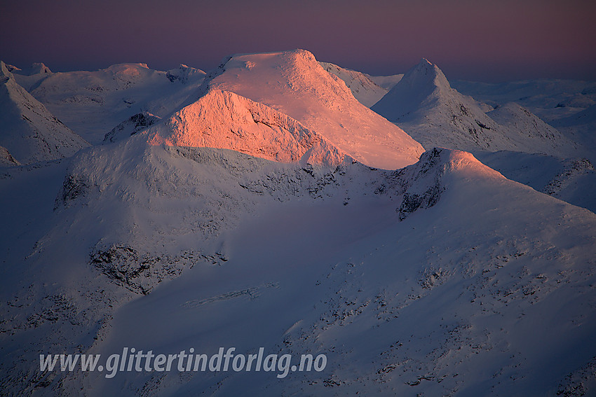 Fra Gravdalstinden med solnedgang over Vestre (2059 moh) og Store (2157 moh) Rauddalstinden med Mjølkedalstinden (2138 moh) litt lenger bak til høyre.