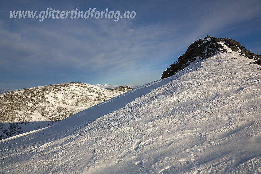 Like vest for Vesl-Stornubben (2055 moh) med Aust-Stornubben (2049 moh) bak til høyre. I det fjerne skimtes også såvidt Rondane.