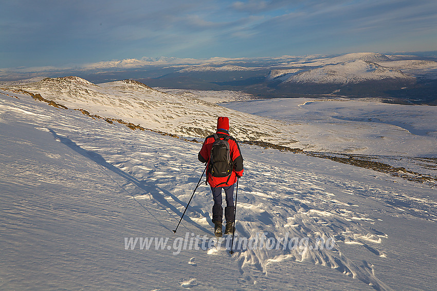 På vei ned fra Stornubben med bl.a. Rondane og Heidalsmuen i bakgrunnen.