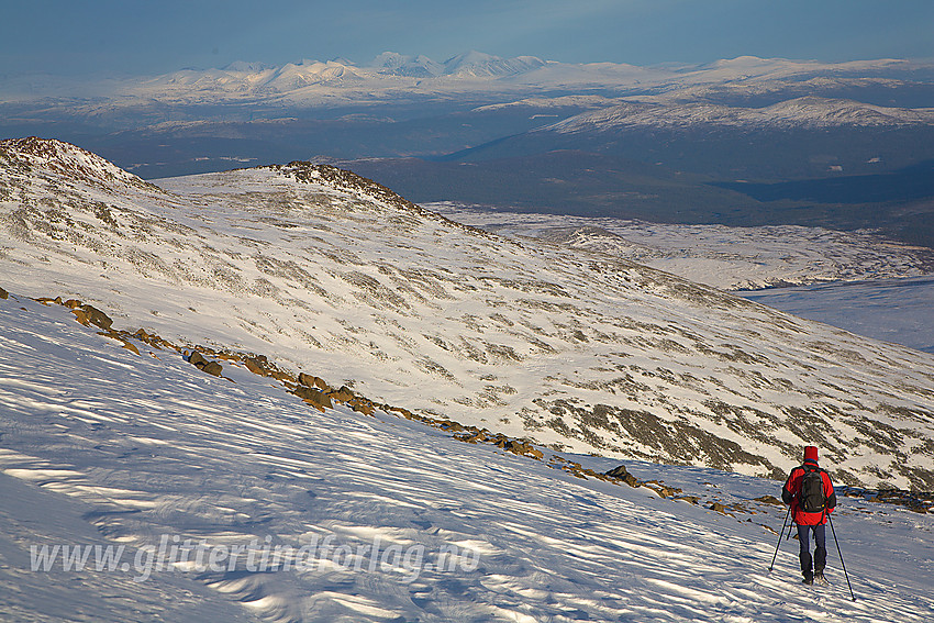 På vei ned fra Stornubben med Rondane i bakgrunnen.