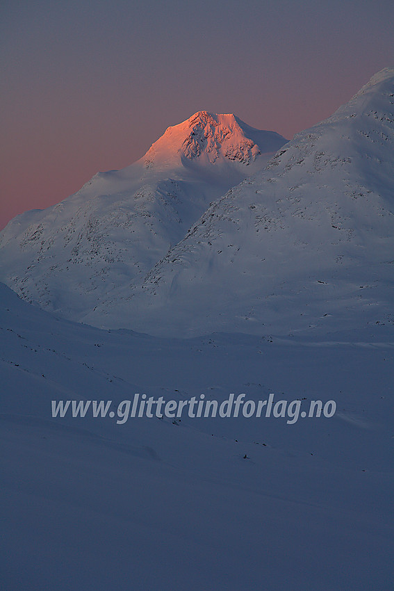 Gravdalstinden (2113 moh) i soloppgang sett fra øst-sørøst.