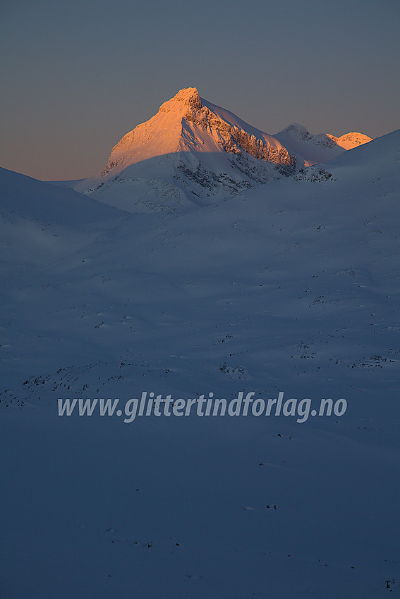 På vei opp fra Gravdalen mot Høgvaglbreen med utsikt nordvestover i retning Storebjørn (2222 moh).