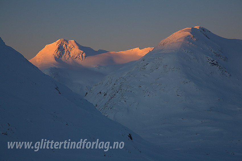 I Gravdalen på vei oppover mot Høgavglbreen med utsikt i vest-nordvestlig retning mot Gravdalstinden (2113 moh) og Surtningstinden (1997 moh til høyre).