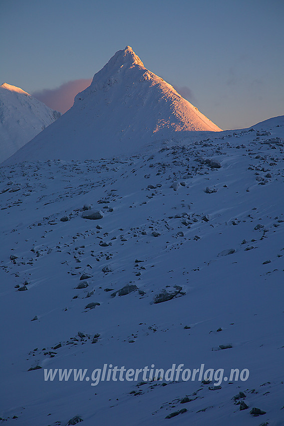 Fra oppstigningene mot Høgvaglbreen fra nord med utsikt mot Kyrkja (2032 moh). I bakgrunnen skimtes Tverrbytthornet.