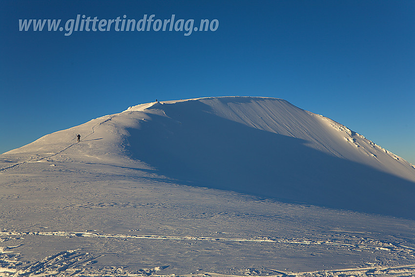 Skiløpere på vei opp mot Midtre Høgvagltinden (2066 moh) fra sør-sørøst.