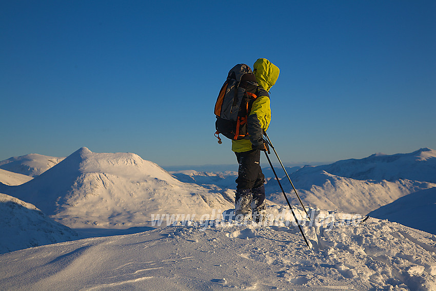 På toppen av verden! På Midtre Høgvagltinden en desemberdag med bl.a. Semeltinden i bakgrunnen.