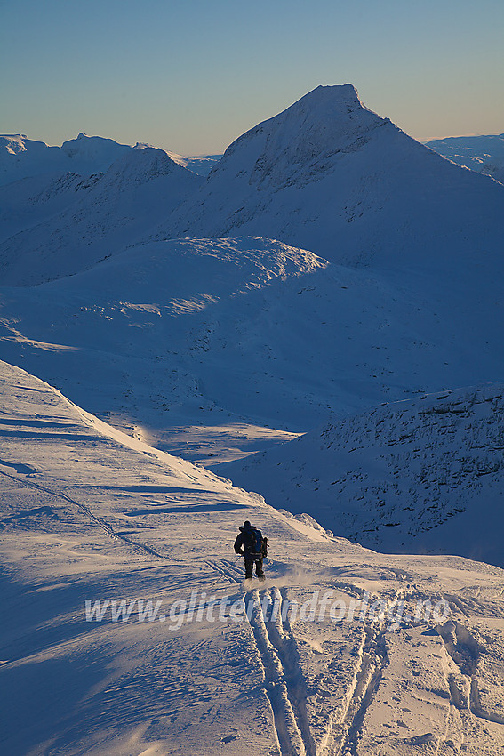 På vei ned fra Midtre Høgvagltinden med Store Rauddalseggje (2168 moh) i bakgrunnen.