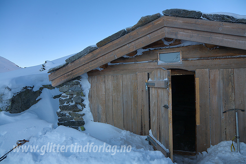 Åpen steinbu øverst i Gravdalen tilhørende Lom fjellstyre. Steinhytta ble restaurert i 2005.