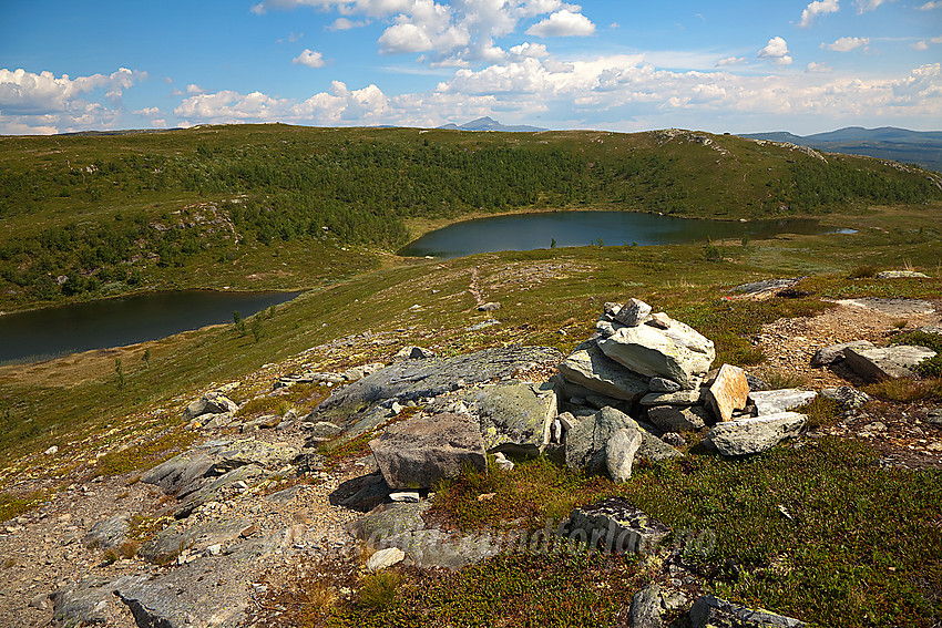 På Tutjernfjellet med utsikt mot Tutjerni og Melbysfjellet (1127 moh). Dette er en del av nærturområdet ovenfor Beitostølen i Øystre Slidre.