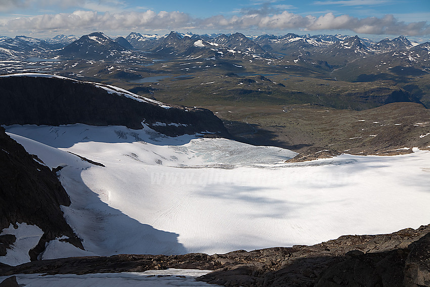 Fra østeggen på Slettmarkpiggen mot Slettmarkbrean og sentrale deler av Jotunheimen.