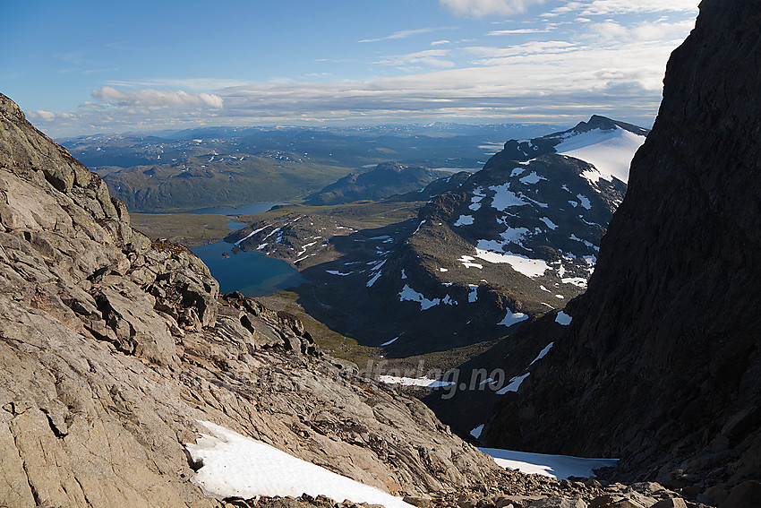 I skaret mellom Slettmarkhøg og Slettmarkpiggen mot Galdebergtinden (2075 moh) og Galdebergtjednet. Til høyre ses Uksedalsbandet og i bakgrunnen ses en flik av Bygdin.