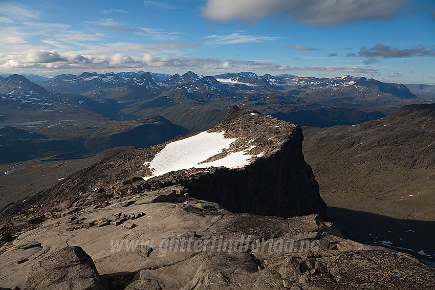 Fra Slettmarkhøe, litt nedenfor toppen, mot de nordlige småtoppene på massivet.