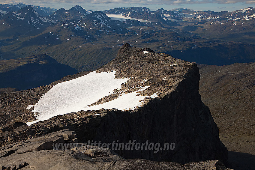 Fra Slettmarkhøe, litt nedenfor toppen, mot de nordlige småtoppene på massivet.