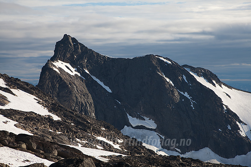 Slettmarkpiggen (2164 moh) med den vesle sekundære fortoppen (ca. 2120 moh) til høyre.